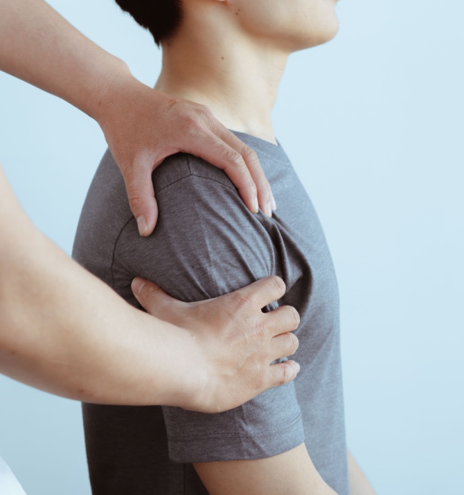 physical therapist examines shoulder pain