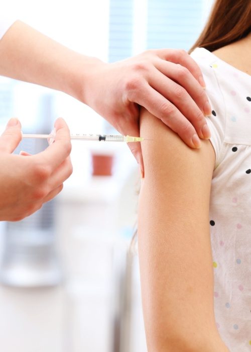 doctor injecting patient with injectable vitamins